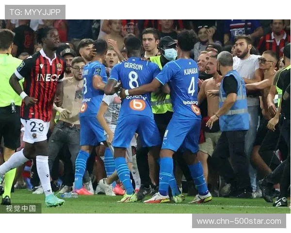 拉拉维亚抢球坐场边球迷身旁花絮引热议，球员赛场趣味瞬间